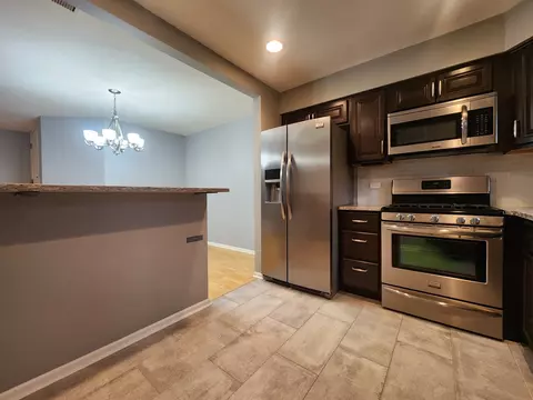 Kitchen - 1085 Creekside Ct #1B, Wheeling, IL 60090 photo 3 of 5
