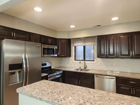 Kitchen - 1085 Creekside Ct #1B, Wheeling, IL 60090 photo 2 of 5