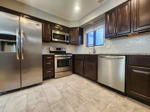 Kitchen - 1085 Creekside Ct #1B, Wheeling, IL 60090 photo 1 of 5