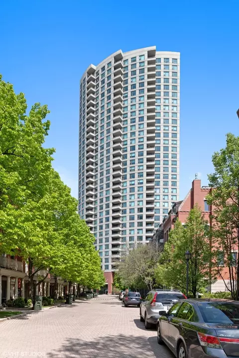 501 N Clinton St #P-219, Chicago, IL 60610