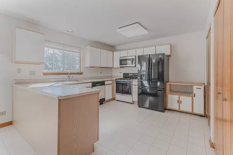 Kitchen - 6064 Par Ct, Gurnee, IL 60031 photo 2 of 2