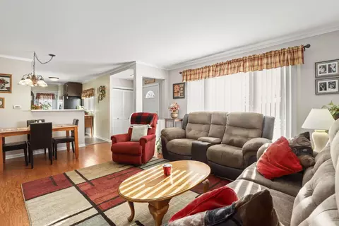 Living - 712 S Wayne Pl, Wheeling, IL 60090 photo 2 of 3