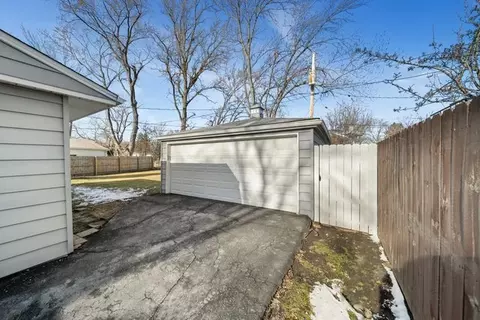 Exterior - 712 S Wayne Pl, Wheeling, IL 60090 photo 4 of 5