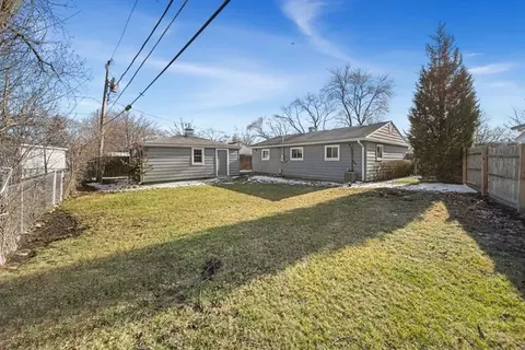 Exterior - 712 S Wayne Pl, Wheeling, IL 60090 photo 2 of 5