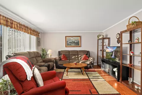Living - 712 S Wayne Pl, Wheeling, IL 60090 photo 1 of 3