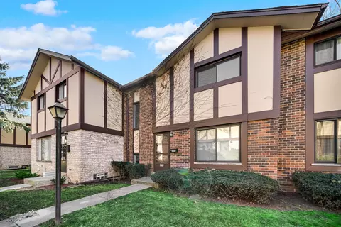 18 W275 Buckingham Ln, Villa Park, IL 60181