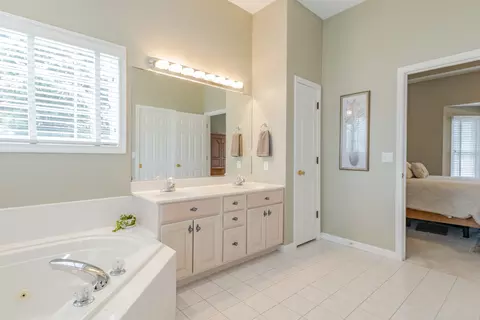 Bath - 49 Pebblebrook Ct, Bloomington, IL 61705 photo 3 of 8