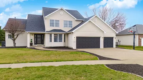 Exterior - 49 Pebblebrook Ct, Bloomington, IL 61705 photo 10 of 15