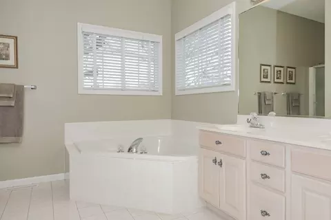 Bath - 49 Pebblebrook Ct, Bloomington, IL 61705 photo 5 of 8