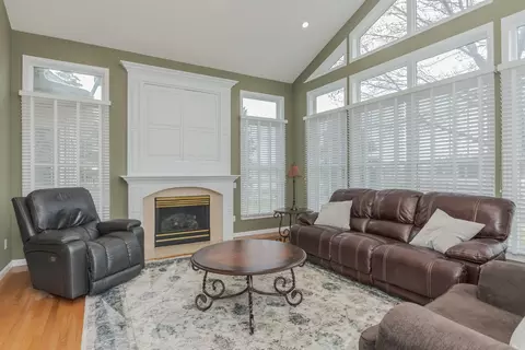 Living - 49 Pebblebrook Ct, Bloomington, IL 61705 photo 6 of 11