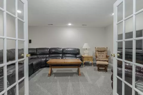 Living - 49 Pebblebrook Ct, Bloomington, IL 61705 photo 10 of 11