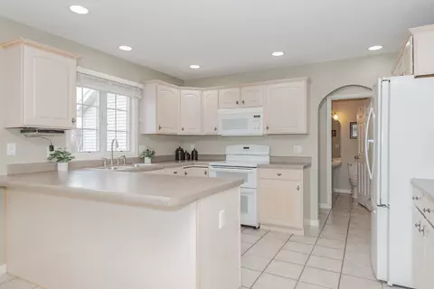 Kitchen - 49 Pebblebrook Ct, Bloomington, IL 61705 photo 1 of 4