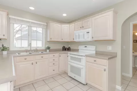 Kitchen - 49 Pebblebrook Ct, Bloomington, IL 61705 photo 2 of 4