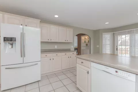 Kitchen - 49 Pebblebrook Ct, Bloomington, IL 61705 photo 4 of 4