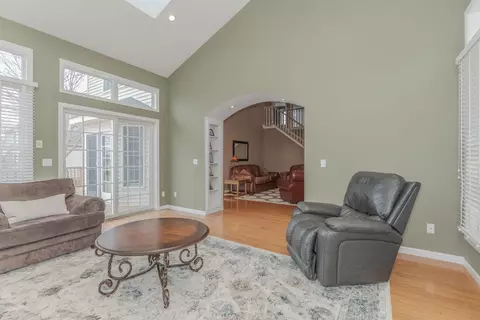 Living - 49 Pebblebrook Ct, Bloomington, IL 61705 photo 7 of 11