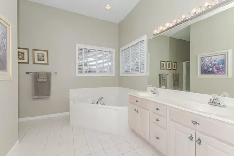 Bath - 49 Pebblebrook Ct, Bloomington, IL 61705 photo 2 of 8