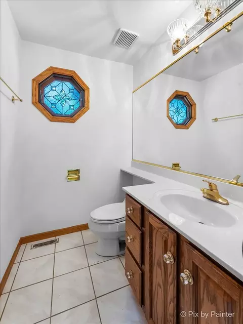 Bath - 322 W Dowell Rd, Mchenry, IL 60051 photo 1 of 6