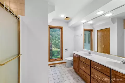 Bath - 322 W Dowell Rd, Mchenry, IL 60051 photo 2 of 6