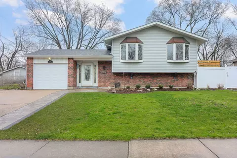 8019 Leawood Ln, Woodridge, IL 60517