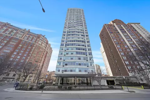3900 N Lake Shore Dr #16D, Chicago, IL 60613
