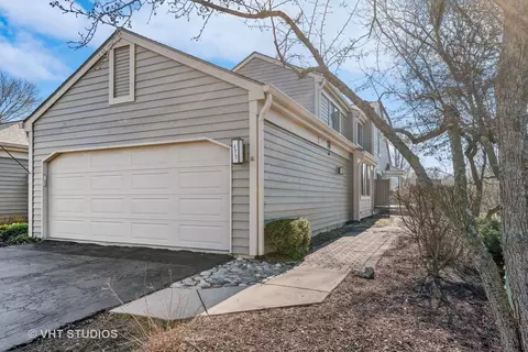 477 White Oak Ln, Lake Barrington, IL 60010