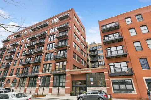 226 N Clinton St #103, Chicago, IL 60661