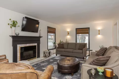 Living - 5 Kenyon Ct, Bloomington, IL 61701 photo 2 of 8