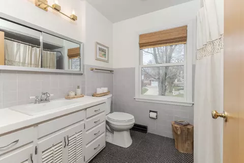 Bath - 5 Kenyon Ct, Bloomington, IL 61701 photo 2 of 3