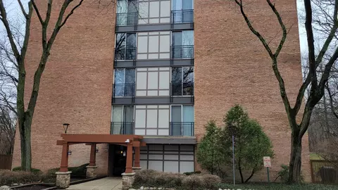 5800 Oakwood Dr #2L, Lisle, IL 60532