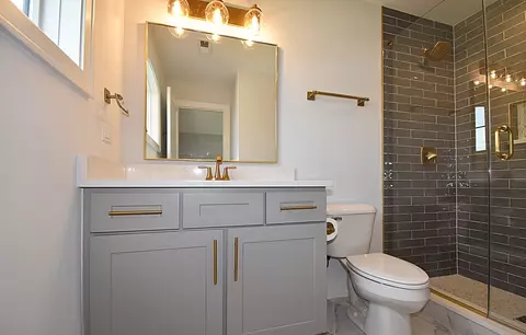 Bath - 756 S Mitchell Ave, Elmhurst, IL 60126 photo 7 of 8