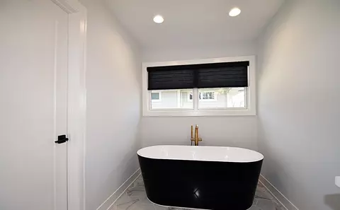 Bath - 756 S Mitchell Ave, Elmhurst, IL 60126 photo 3 of 8