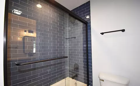 Bath - 756 S Mitchell Ave, Elmhurst, IL 60126 photo 6 of 8
