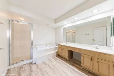 Bath - 1499 Diamond Dr, Hoffman Estates, IL 60192 photo 1 of 3