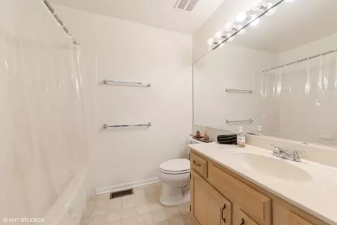 Bath - 1499 Diamond Dr, Hoffman Estates, IL 60192 photo 2 of 3