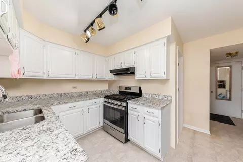 Kitchen - 1499 Diamond Dr, Hoffman Estates, IL 60192 photo 2 of 2