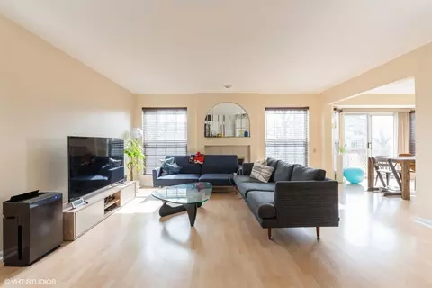 Living - 1499 Diamond Dr, Hoffman Estates, IL 60192 photo 2 of 5
