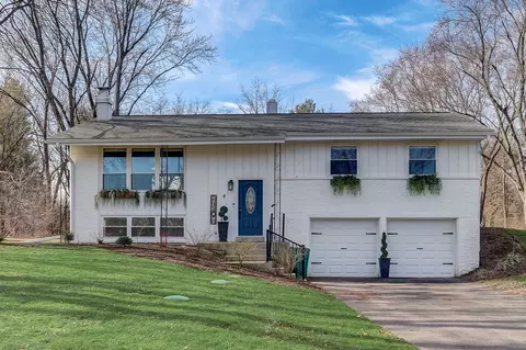 8 Falkirk Rd, Hawthorn Woods, IL 60047