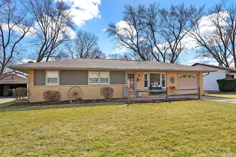 5 Livingston Ave, Carpentersville, IL 60110