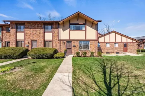 17 W684 14th St, Villa Park, IL 60181