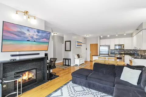 Living - 41 E 8th St #802, Chicago, IL 60605 photo 2 of 4