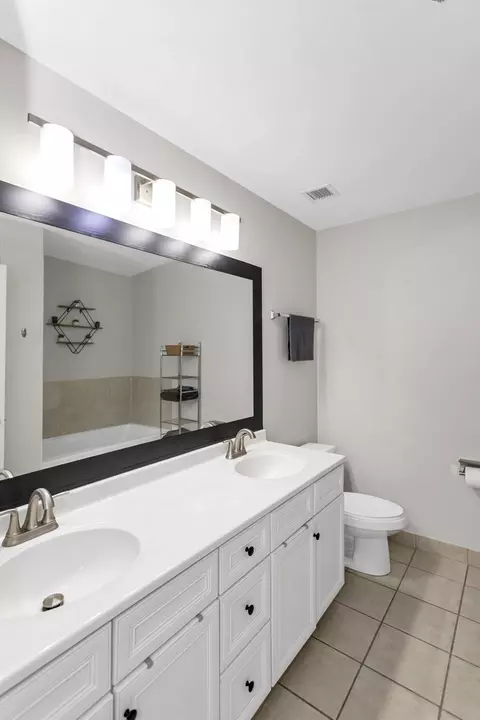 Bath - 41 E 8th St #802, Chicago, IL 60605 photo 1 of 4