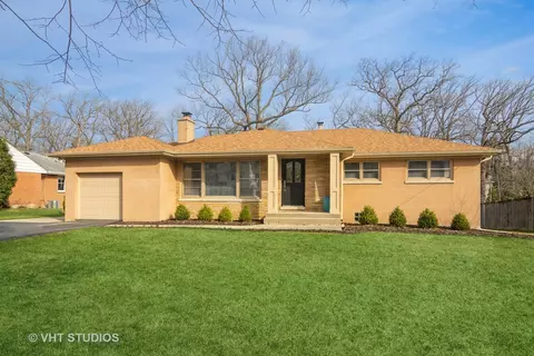 890 E Old Elm Rd, Lake Forest, IL 60045