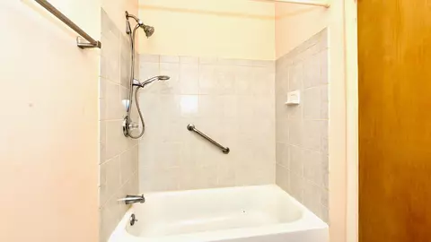 Bath - 938 Bryn Mawr Ave, Bartlett, IL 60103 photo 2 of 3