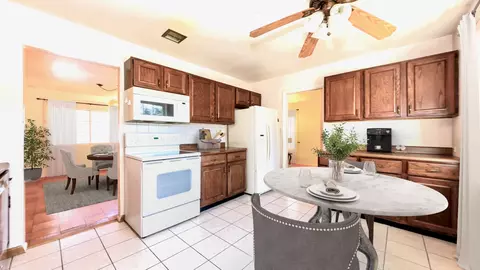 Kitchen - 938 Bryn Mawr Ave, Bartlett, IL 60103 photo 2 of 2