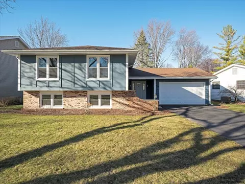 744 Westfield Dr, Saint Charles, IL 60174