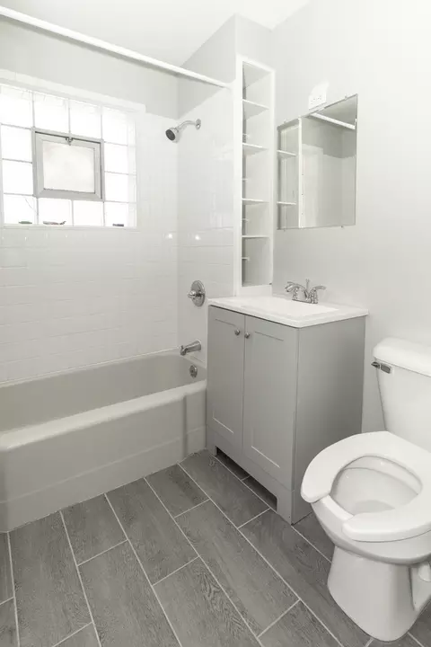 Bath - 5836 W Wrightwood Ave, Chicago, IL 60639 photo 1 of 3