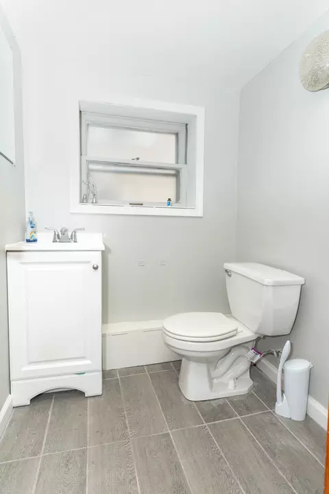 Bath - 5836 W Wrightwood Ave, Chicago, IL 60639 photo 2 of 3