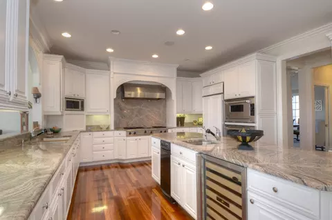 Kitchen - 31 W121 Grove Pl, Wayne, IL 60184 photo 2 of 8