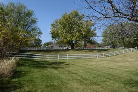 Exterior - 31 W121 Grove Pl, Wayne, IL 60184 photo 17 of 27