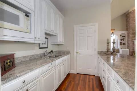 Kitchen - 31 W121 Grove Pl, Wayne, IL 60184 photo 7 of 8